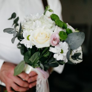 20180602-wedding-bouquet-in-bride-s-hands (2)